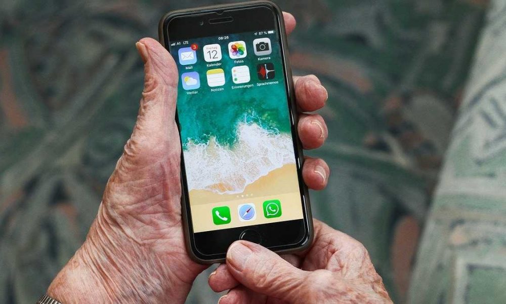 How to set a smartphone for elders: Follow these simple steps