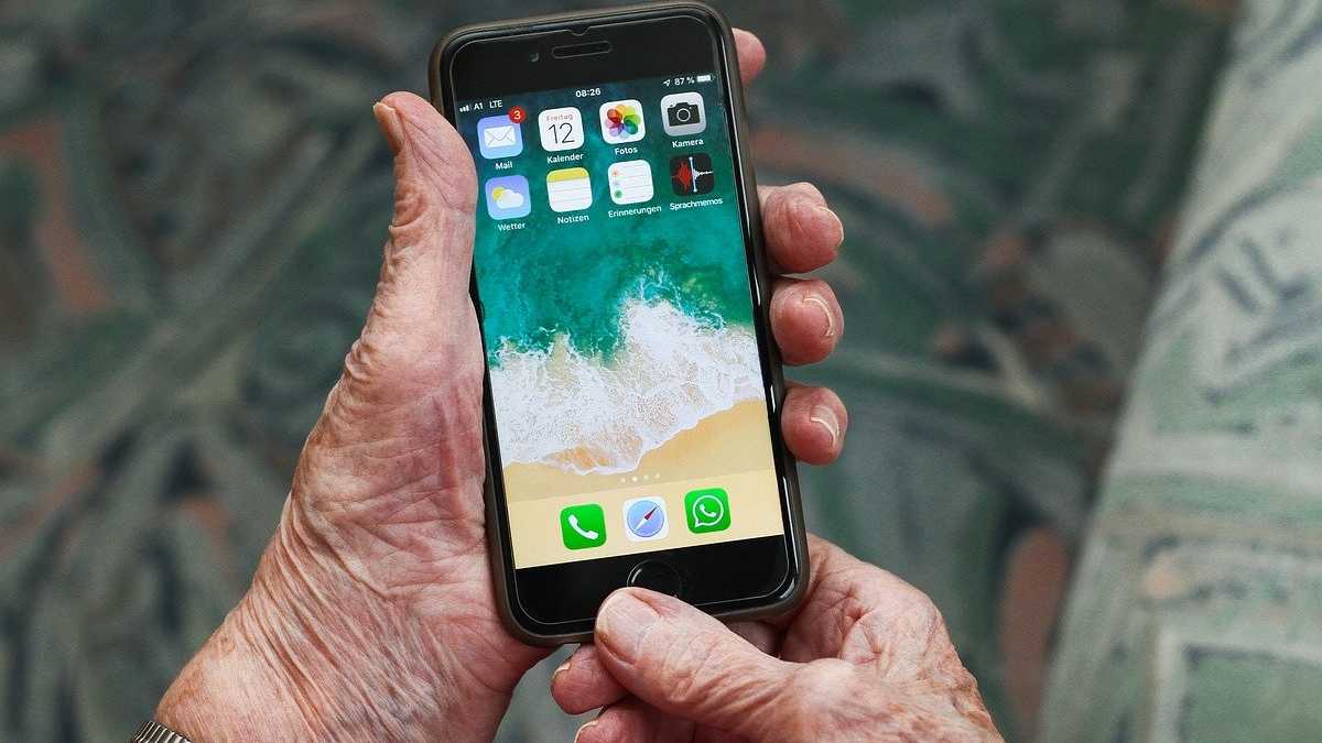 How to set a smartphone for elders: Follow these simple steps